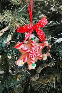 Kurabiye Kalıbı İçerisinde Kırmızı/Beyaz Kar Tanesi Yılbaşı Süsü – 9cm - 1