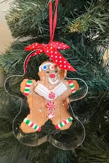  Kurabiye Kalıbı İçerisinde Kırmızı/Beyaz Gingerbread Man Yılbaşı Süsü – 10cm - 1