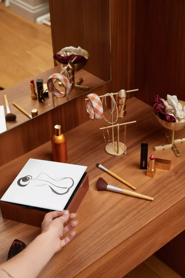 Şapkalı Kadın Motifli Dekoratif Cam Kutu - 6